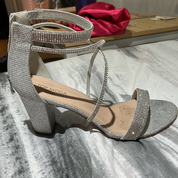 Silver heels - Picture 2 of 2